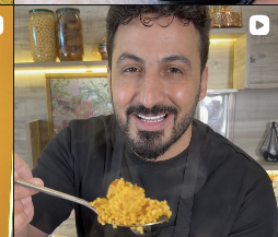 الشيف أبو دانيال يتذوق طبخته